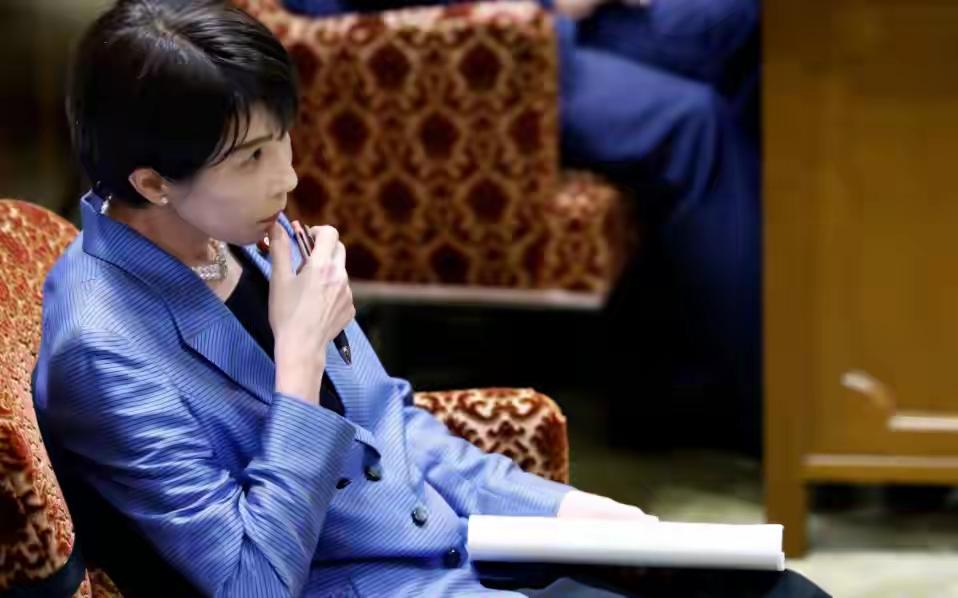 一月三批！高市早苗嘴硬涉台，日本2.2万亿经济账亏到肉疼不到一个月，日本首