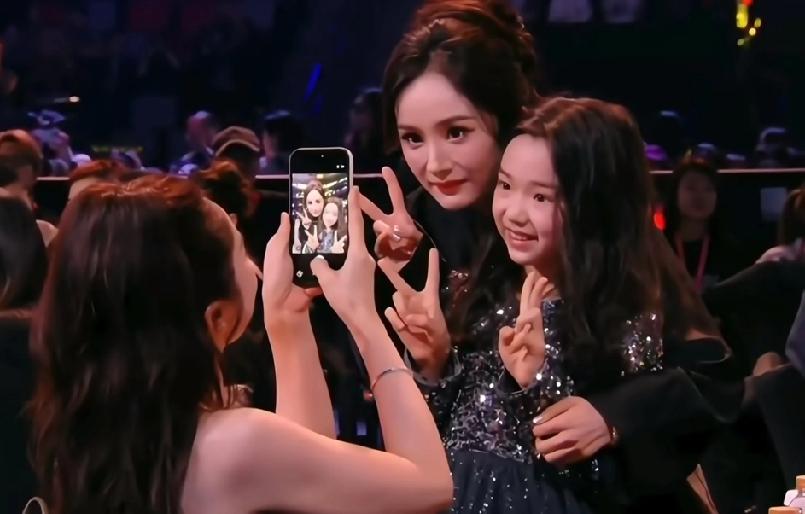 董璇给杨幂小酒窝拍合照，这次爱奇艺尖叫之夜董璇带上了女儿小酒窝一起参加，现场杨幂