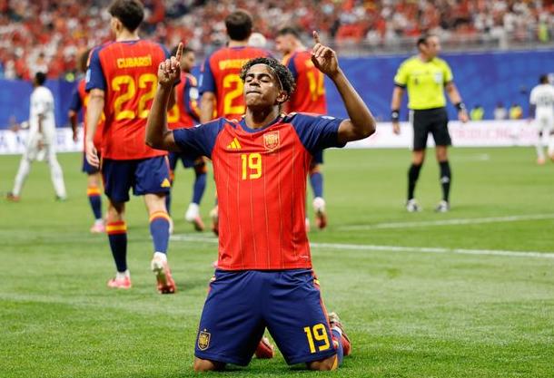 西班牙未来之王！四年之后的本土世界杯，17岁的亚马尔(21岁)19岁的库巴