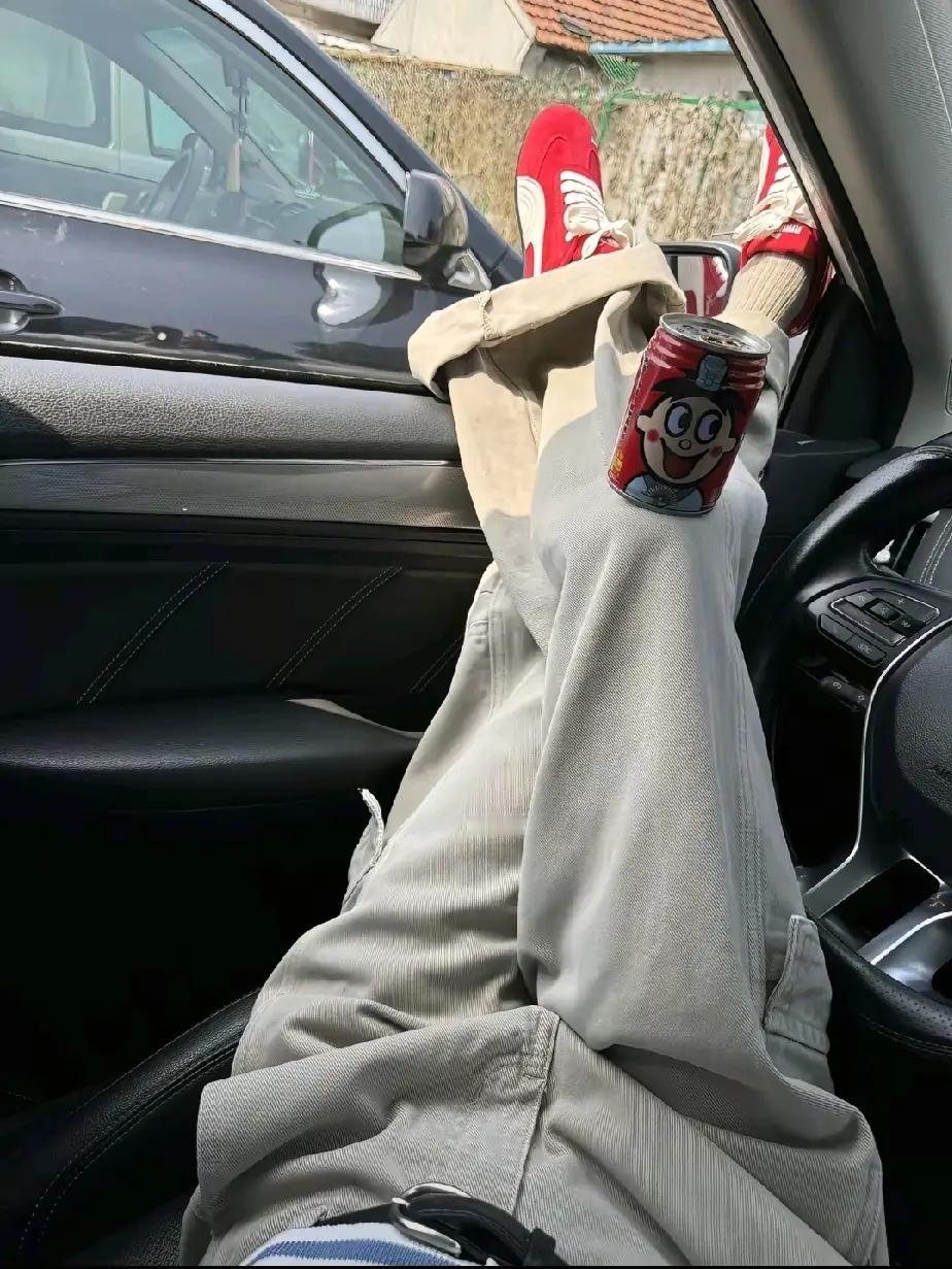 一对男女，同一个办公室，共事六年。每天下班，男的都会开车载女的一起回家，永远说