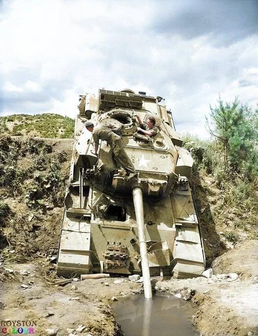 这张上色老照片太有画面感了！1951年6月22日，在韩国首尔以北的一条