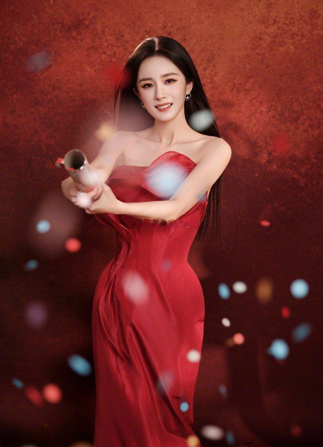 杨幂身穿MARKBUMGARNERCouture2025定制系列红色礼服送