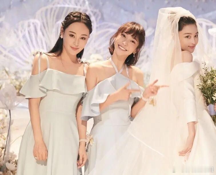 张馨予当年的婚纱真美，伴娘表妹跟她一模一样！​​​
