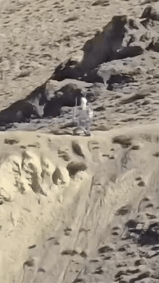 印度人还在傻笑：中印边境，解放军用机器人站岗无知者无畏，一段视频显示，一名印