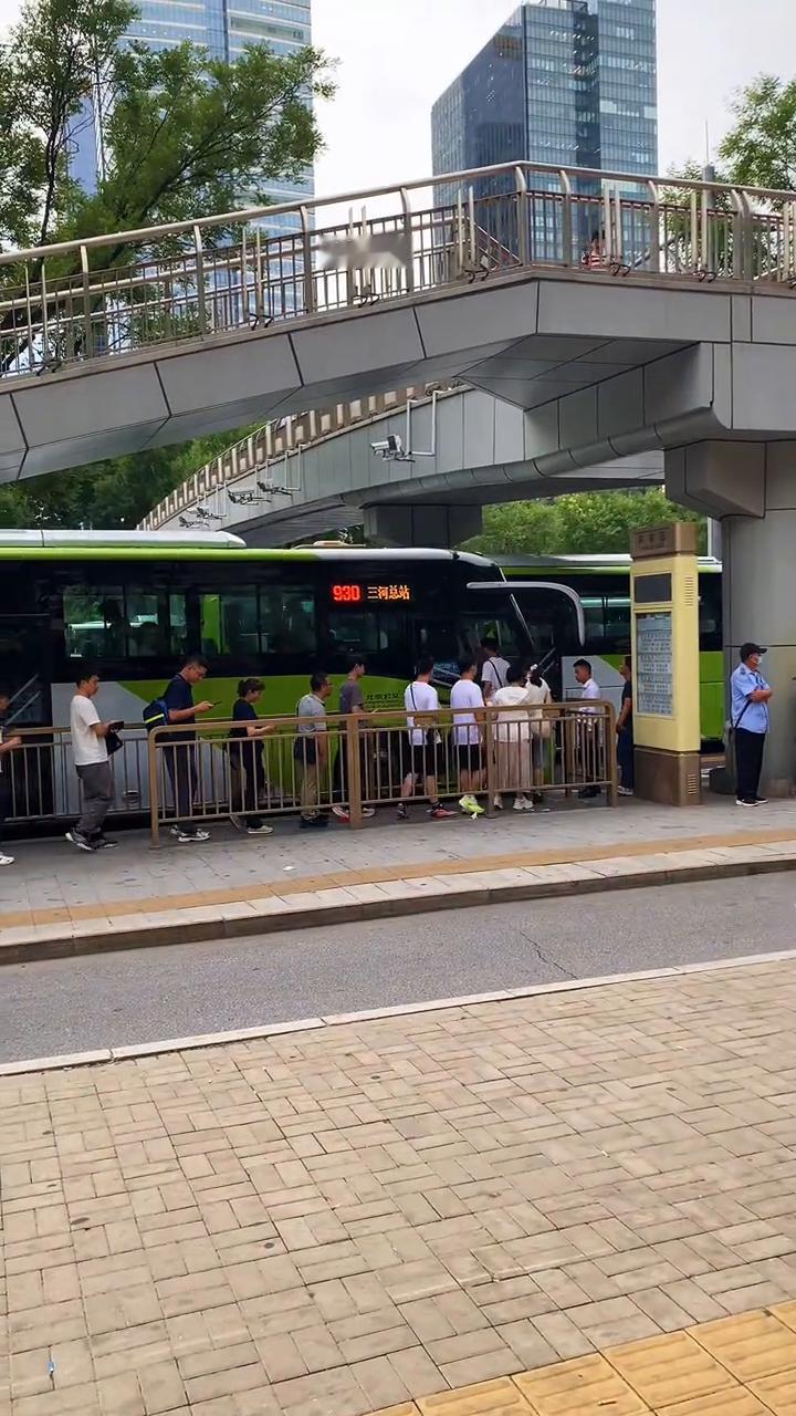 北京晚高峰三河燕郊方向公交站。给你们看一下北京晚高峰，北京往三河燕郊方向去的晚