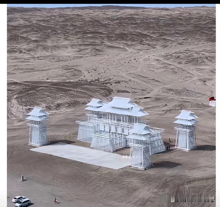 戈壁滩上，竖立着一座远古建筑风格的“门楼”，它用上万根钢管搭建而成，设计者是想模