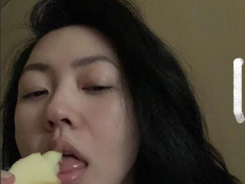 小s真的把女儿教坏了！小小年纪，不仅学会了茶言茶语，而且连妈妈拍照的样子