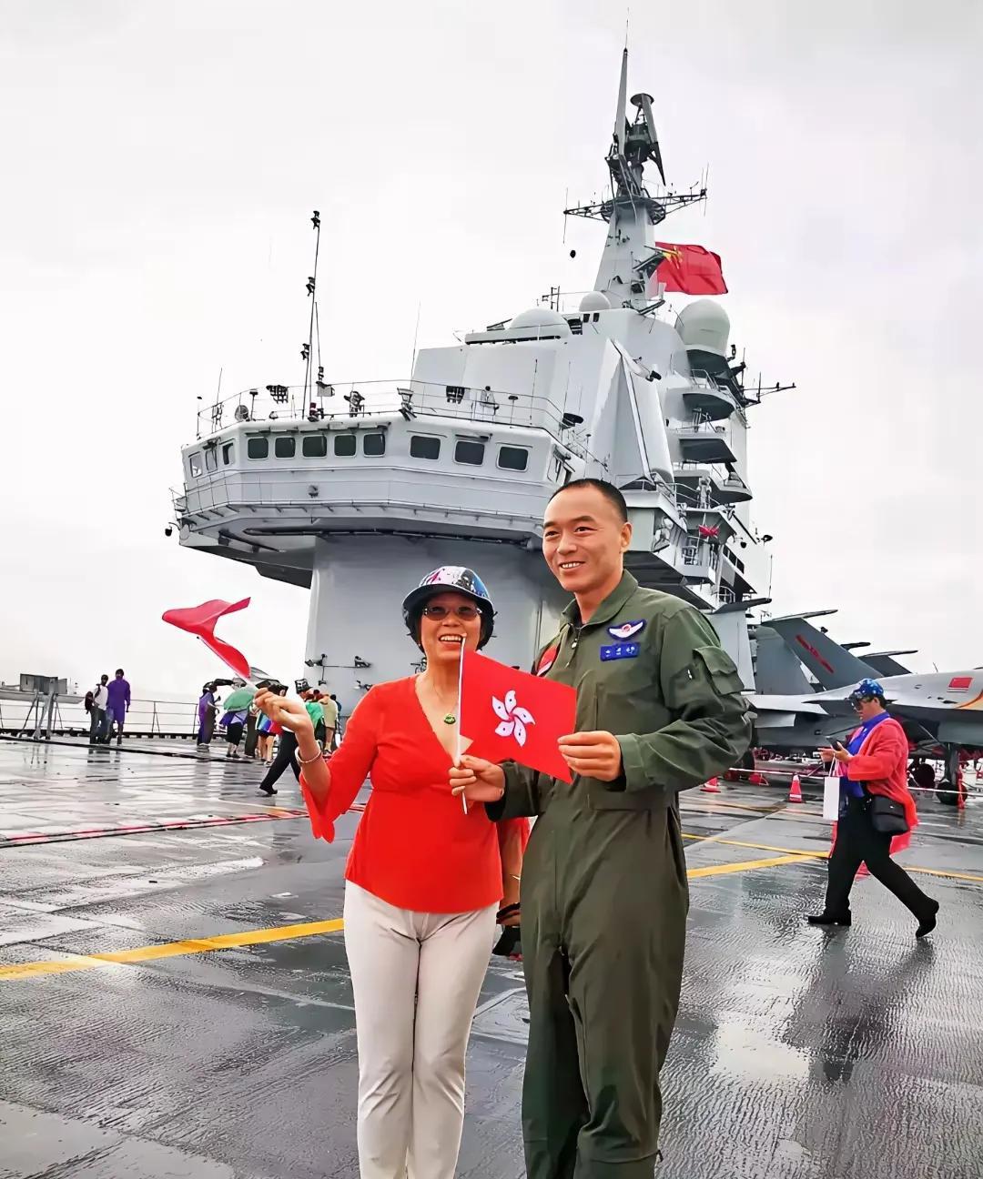 太幸运了！香港10000名市民登上了停靠在维多利亚港的山东舰！他们参观留影，那份