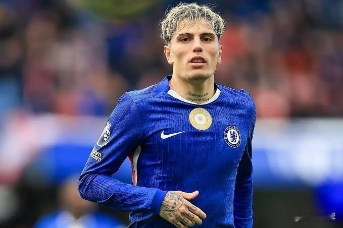 罗森尼尔展现了真正的教练智慧——仅用45分钟就意识到加纳乔毫无贡献，下半场直接将