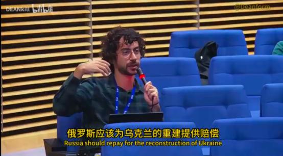 这位看着很邋遢的意大利记者加布里埃尔·努齐亚蒂去年10月13日在欧盟记者会上向欧