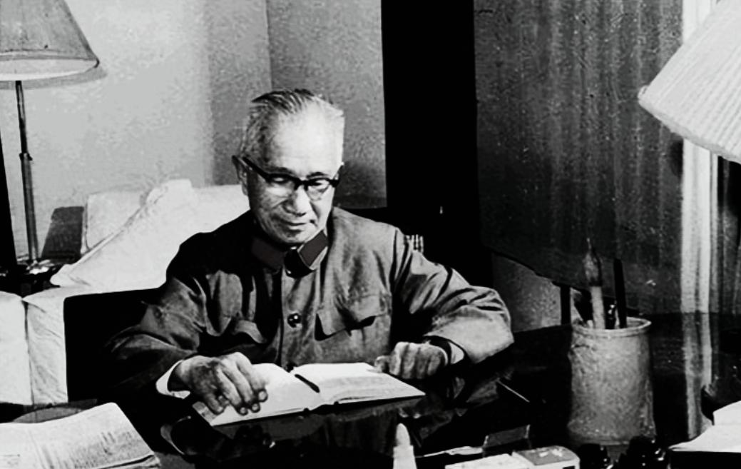 粟裕打仗确实是战神，却真的不会做官，从1954年到1958年他当了四年总参谋长，