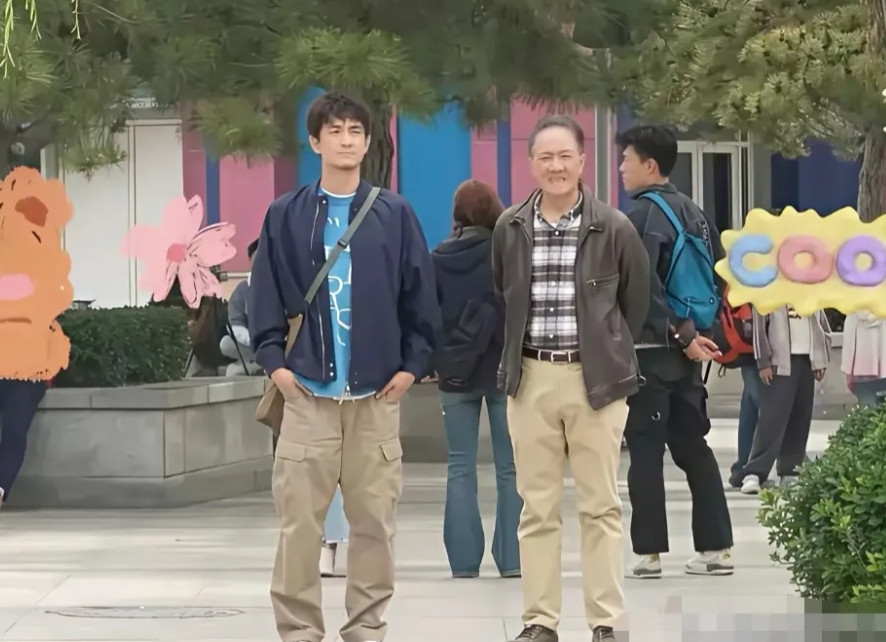 近日大家看到《亮剑》中的“李云龙”在遛弯，看上去有些老了，但老李还是很帅的，风度