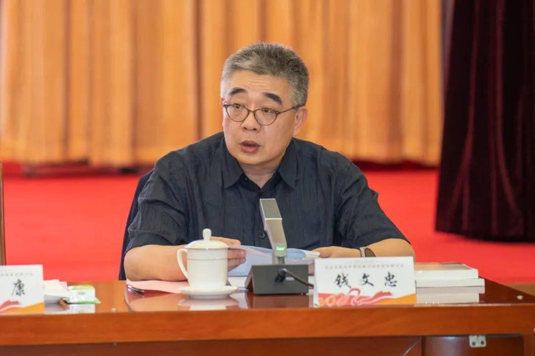 复旦大学的钱文忠教授，撕开了中国社会当下最大的遮羞布，振聋发聩！他说：“我们的社