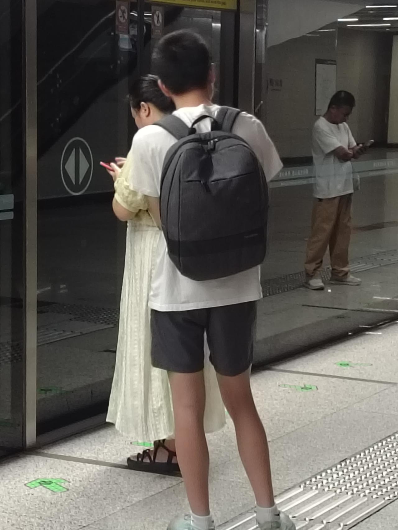 今年夏天男人穿短裤的比往年多。往年走在武汉街头，看到男人基本上都穿着长裤子