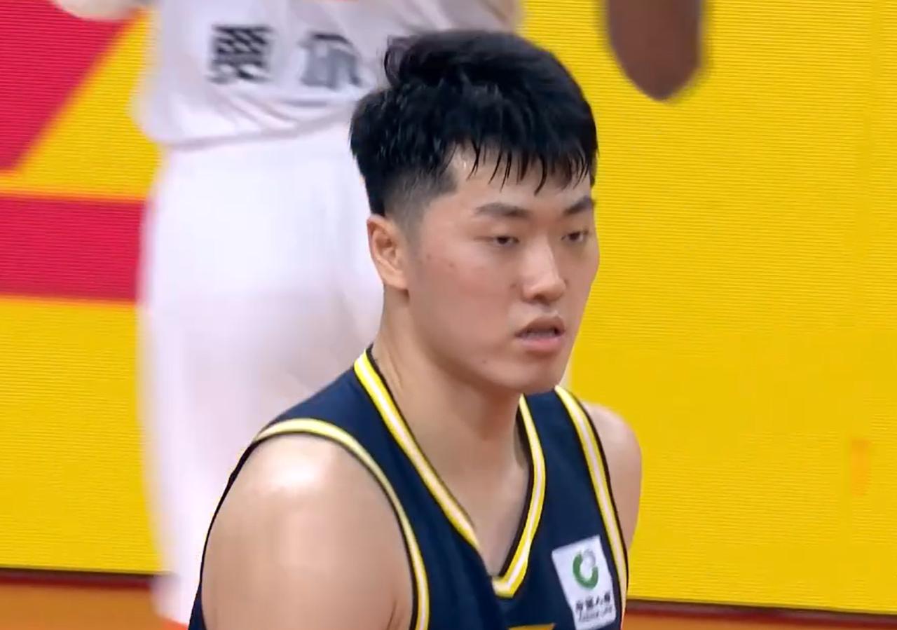 篮球记者大赞广东队1球员！CBA常规赛第33轮，广东队主场迎战江苏队，这场球打