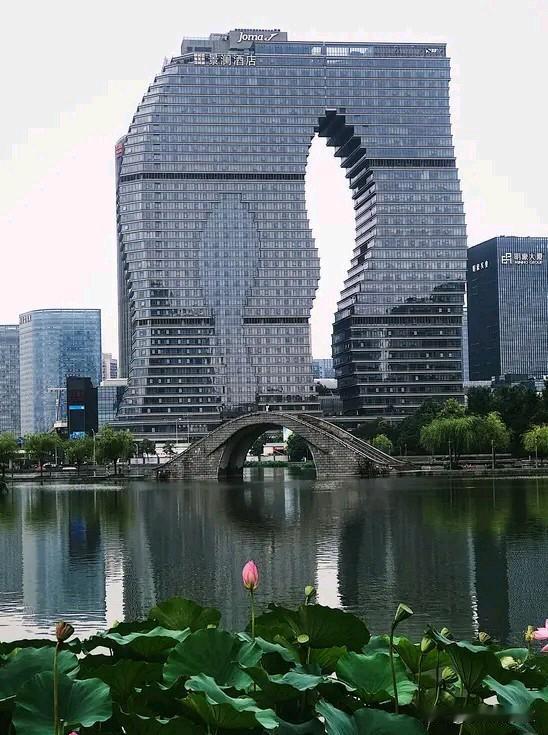 自古以来苏杭并提，而今杭州贵为浙江省会，条件样样不输苏州，为啥GDP却总差一大截