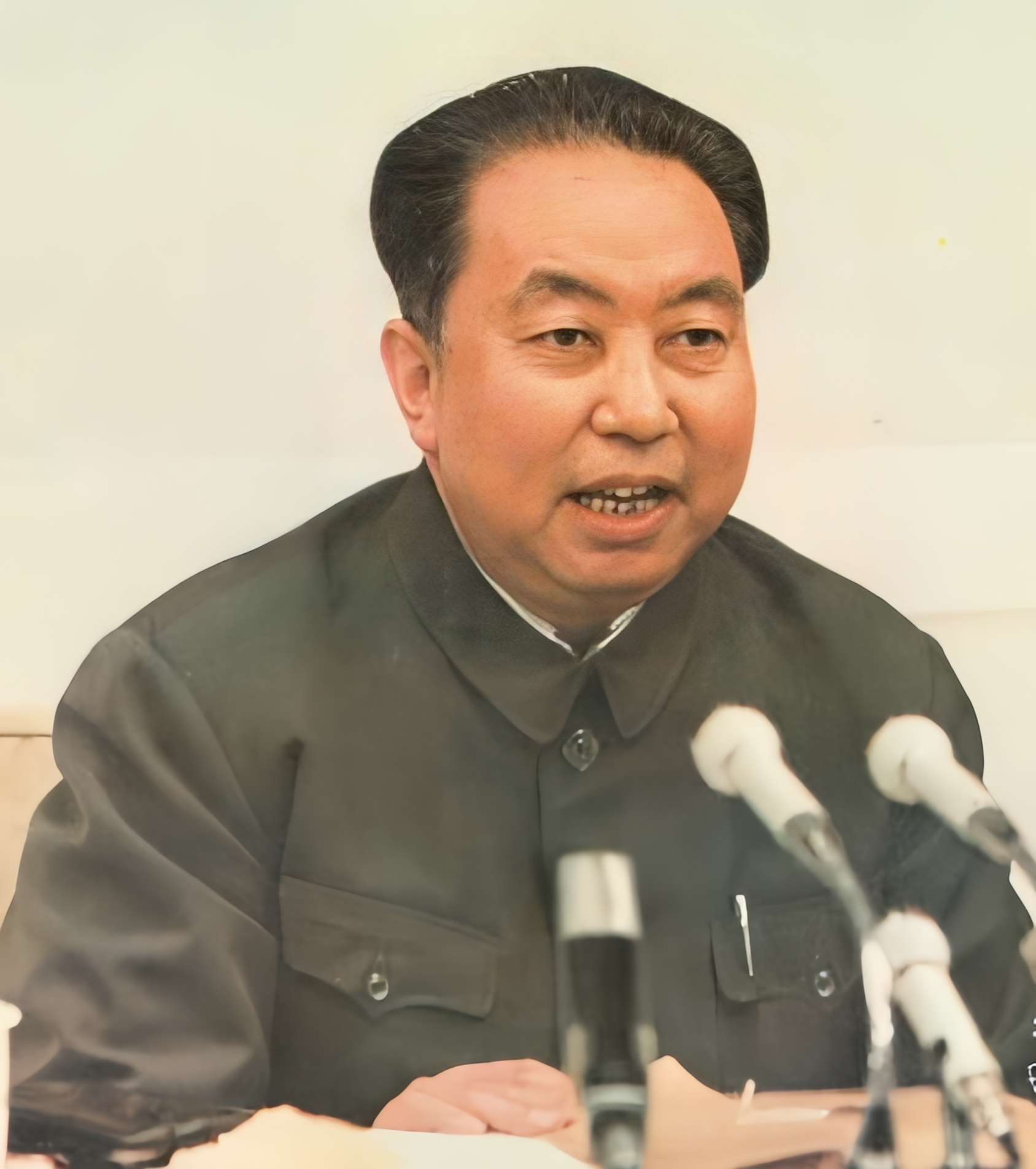 1981年2月4日，华国锋最后一次出席国宴，专门和招待员、厨师一一握手，非常动情