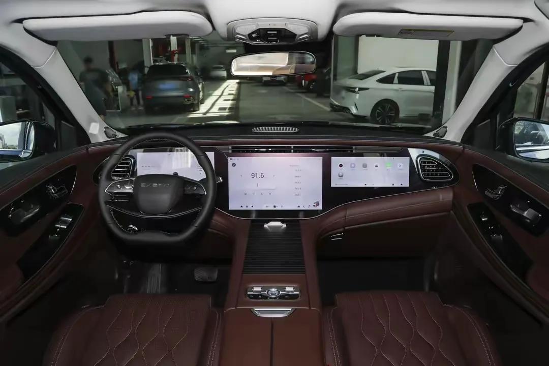 星途揽月陆界上市了，官方指导价22.88万元。它定位中大型SUV，采用七座布局，