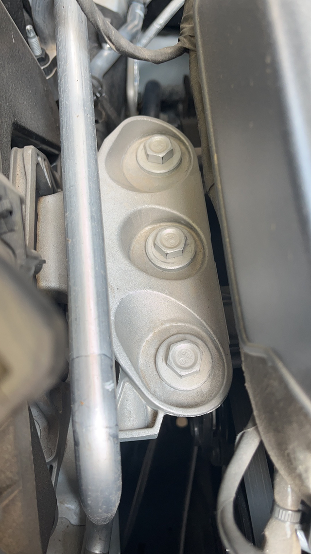 无意中的惊吓买的新车现在刚好一万公里，今天去朋友的修车店玩无意中打开机舱看了下