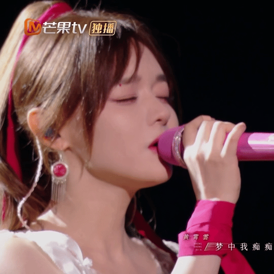 黄龄黄霄雲把贵州非遗戴在身上黄霄雲将非遗马尾绣赠予姐姐，心意满满！黄龄在舞台上