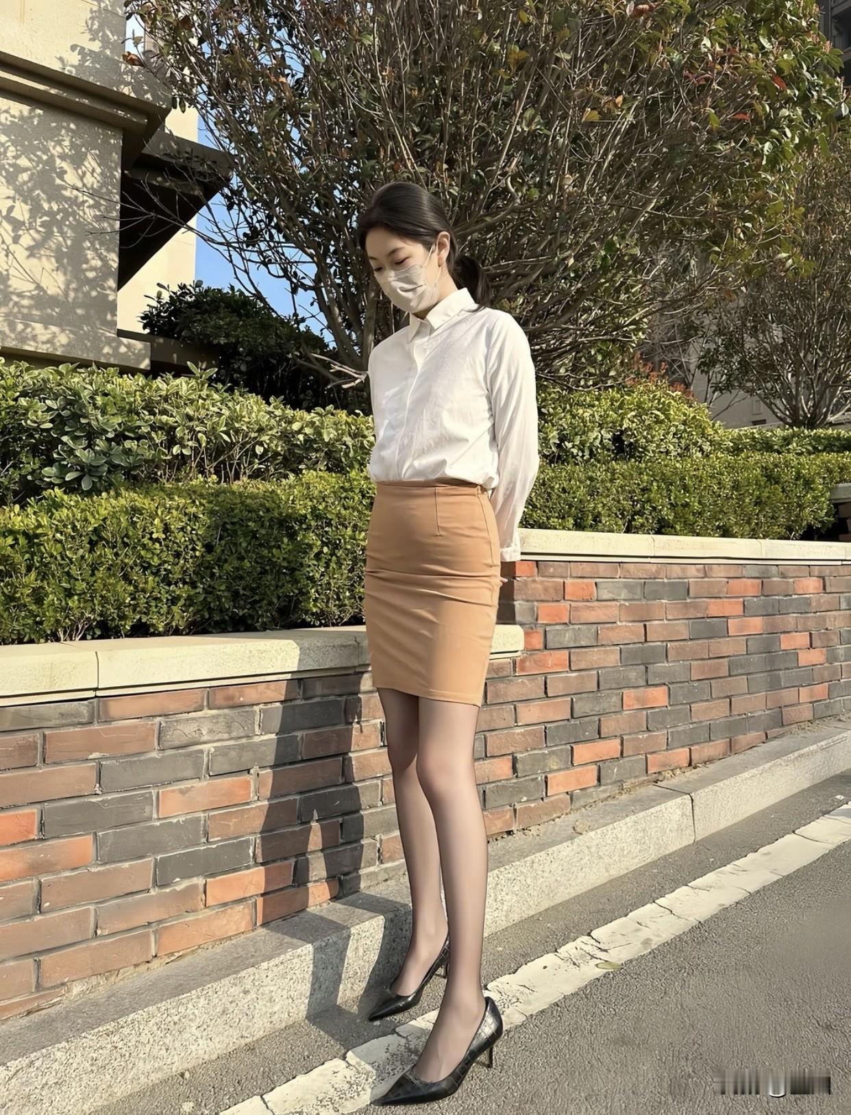她很害羞内向，和异性说话时，脸会唰地变红。穿着打扮也很保守，不追求那些过于张扬的