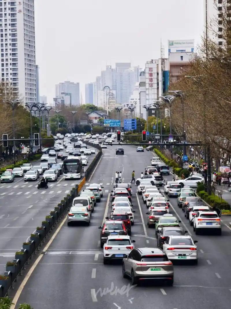 电动车不交“养路费”的日子还能持续多久？现在路政的亏损缺口越来越大了，全靠油车油