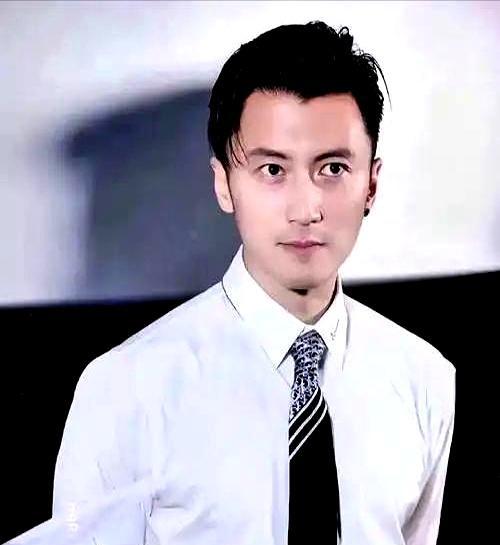 17岁富二代面对母亲舆论风暴，第一反应不是辩解，而是闭嘴。谢振轩从小活在镜头下