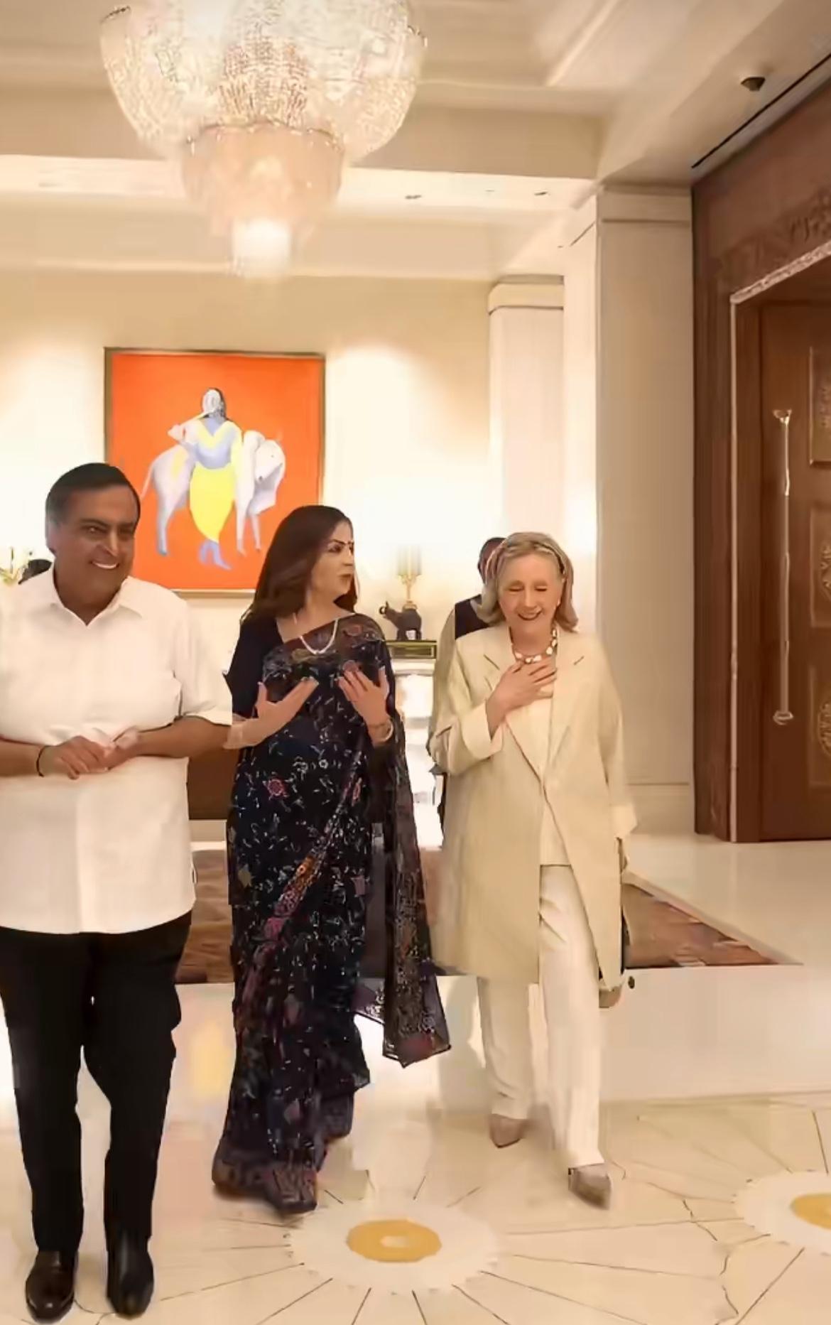 希拉里参观了印度富豪安巴尼家族的20亿豪宅，这栋豪宅总共27层，装修富丽堂皇，像