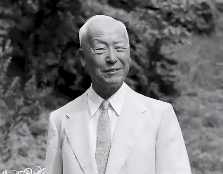 韩国过去八十年的官方文件变化，能清晰看出这个国家一步步减少汉字使用的过程，这种变