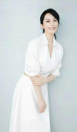 袁泉的状态告诉你: 中年女人, 年轻从来不是护肤品堆出来