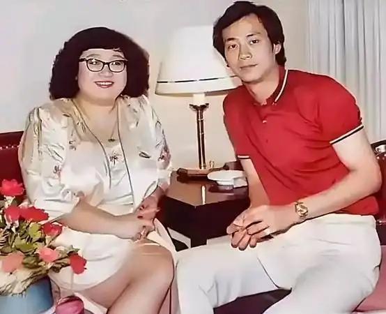 1985年，“肥姐”沈殿霞终于嫁给了同居11年的男友郑少秋。没多久，郑少秋便对她