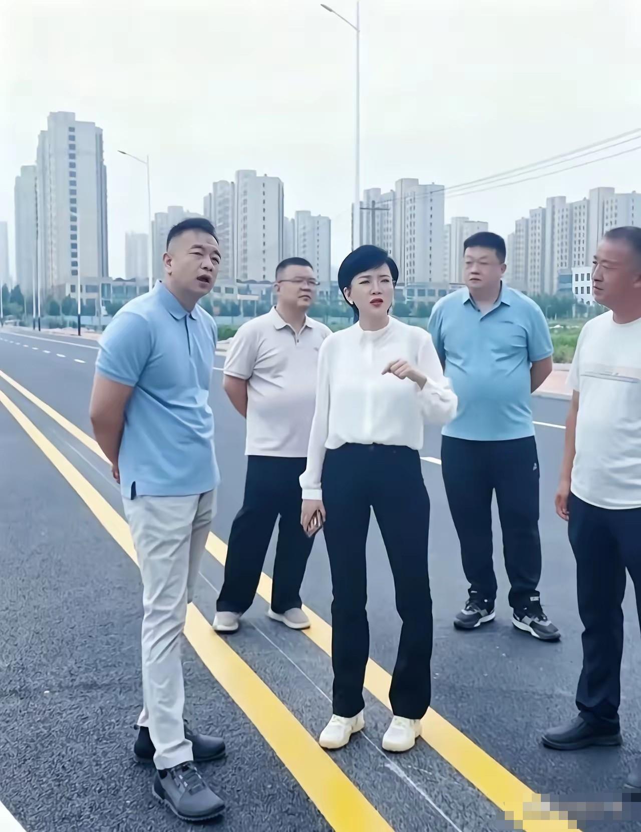这位女领导，看她的气质，级别至少是村妇女主任了吧。