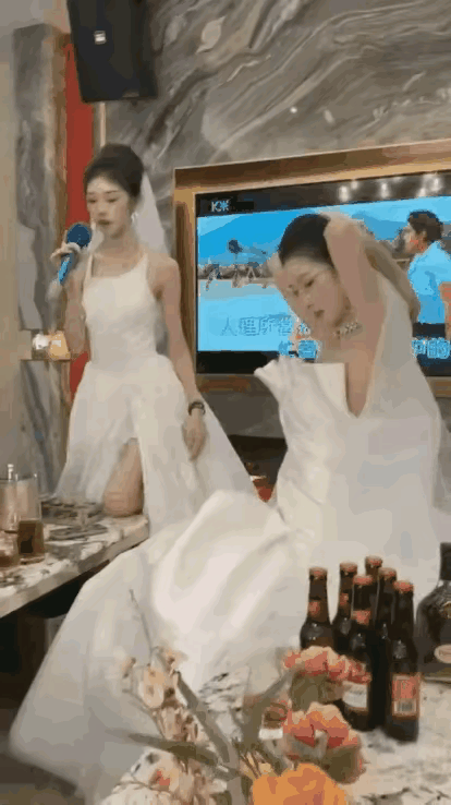 这两位新娘心态真好，大婚当日，还跑到KTV唱歌。结婚是人生中的第一件大事，居