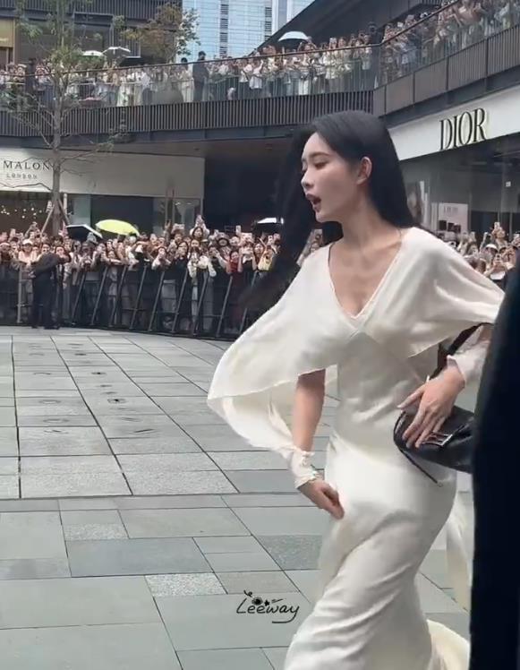 孟子义裙子太长了差点摔倒孟子义参加活动时，身穿白色缎面落地长裙行走，为和粉丝打