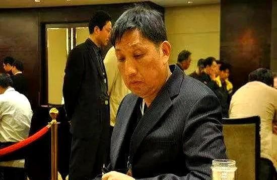 棋坛泰斗柳大华昨晚直播时，面对满屏弹幕提问，他坚定维护曹岩磊：
