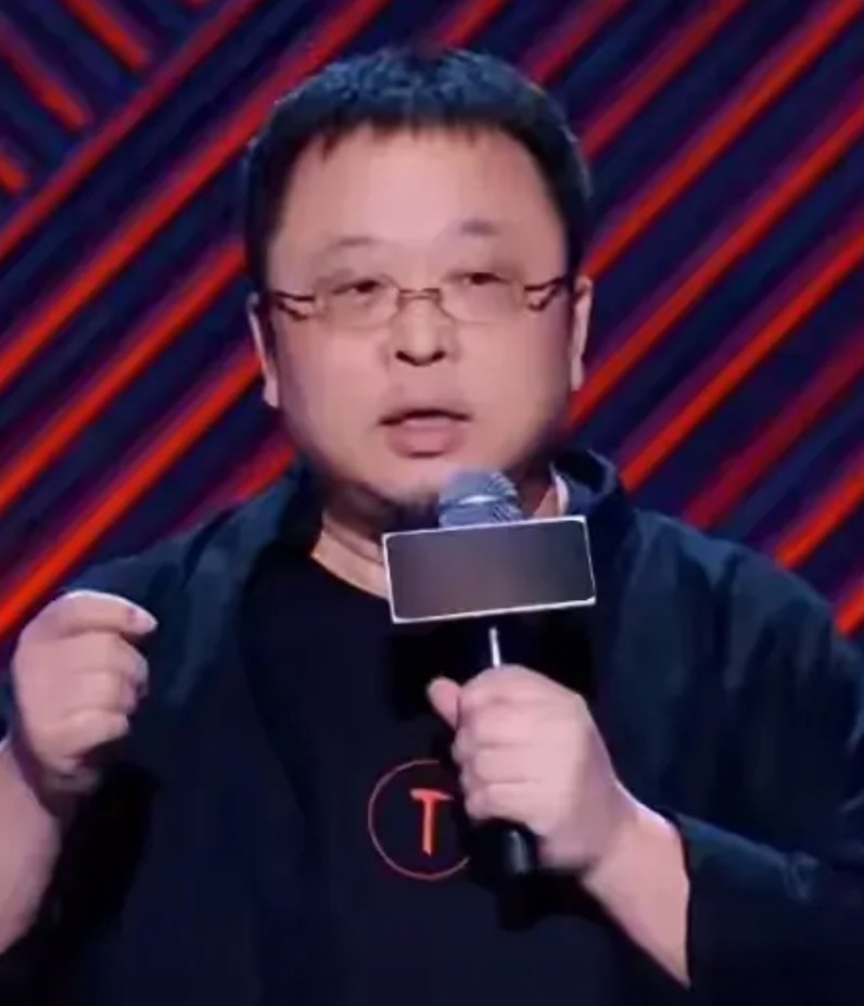 罗永浩突然发飙，终究是落了下乘！都说脱口秀是冒犯的艺术，今年的脱口秀女演员可以在