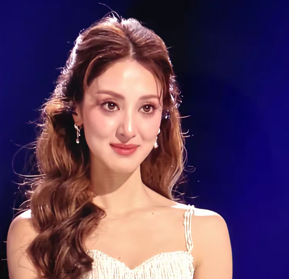 陈凯琳这事儿看了真挺戳人的老爸15亿身家，老公郑嘉颖是老牌艺人，自己生了仨儿子