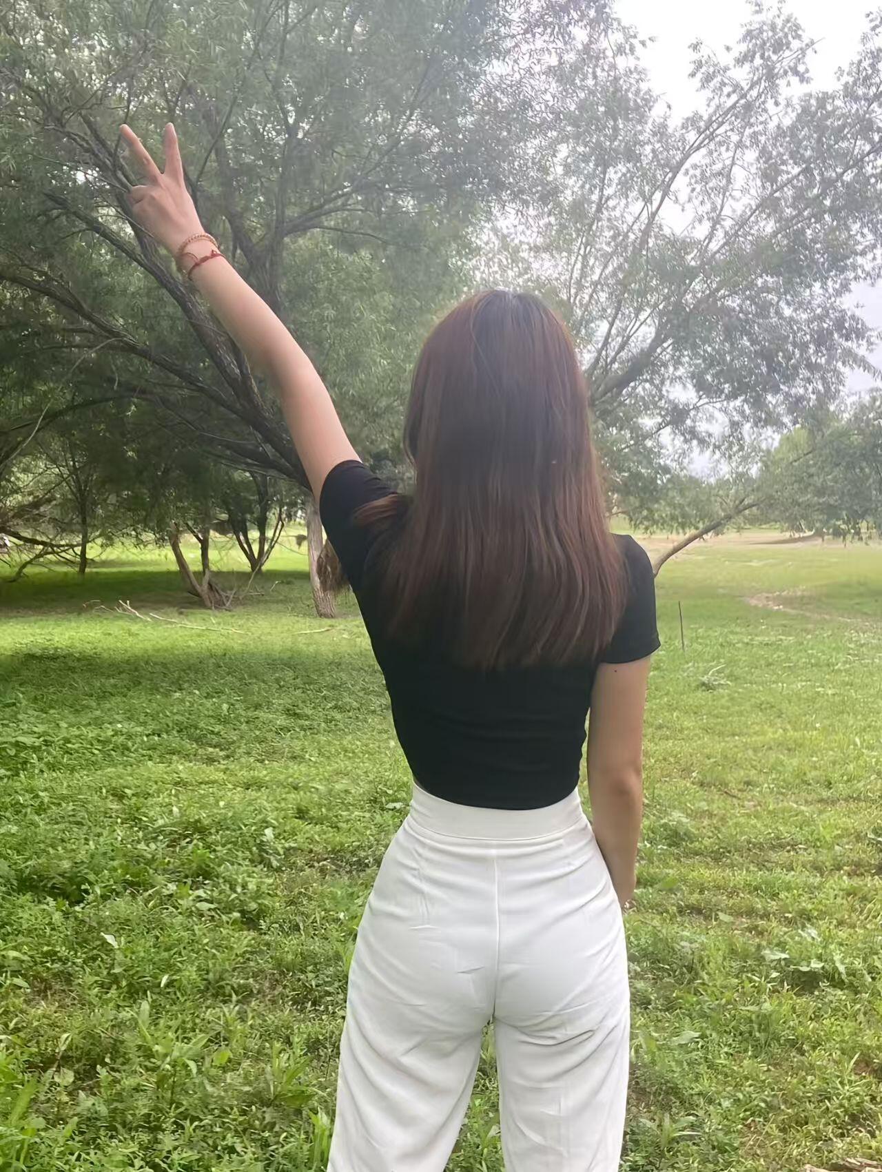 一大早陪小姨来公园散步。