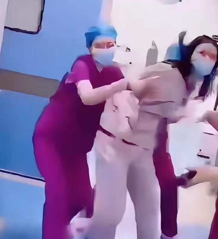 谁见过刚生完孩子就打人的产妇？真的没人能想到，女人九死一生生完孩子，最致命的伤害