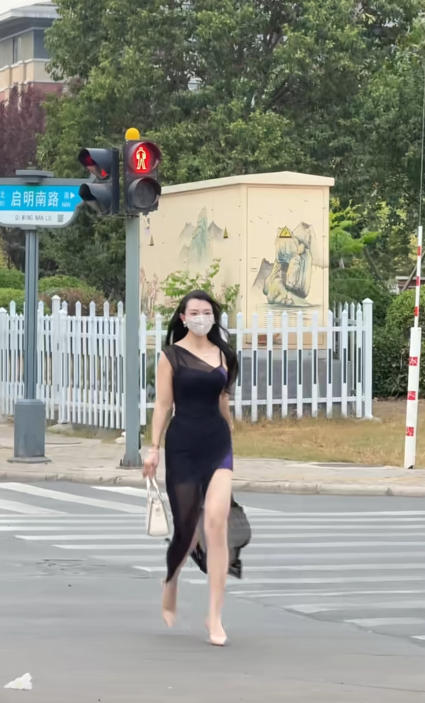 车里那哥们看得烟都忘了抽