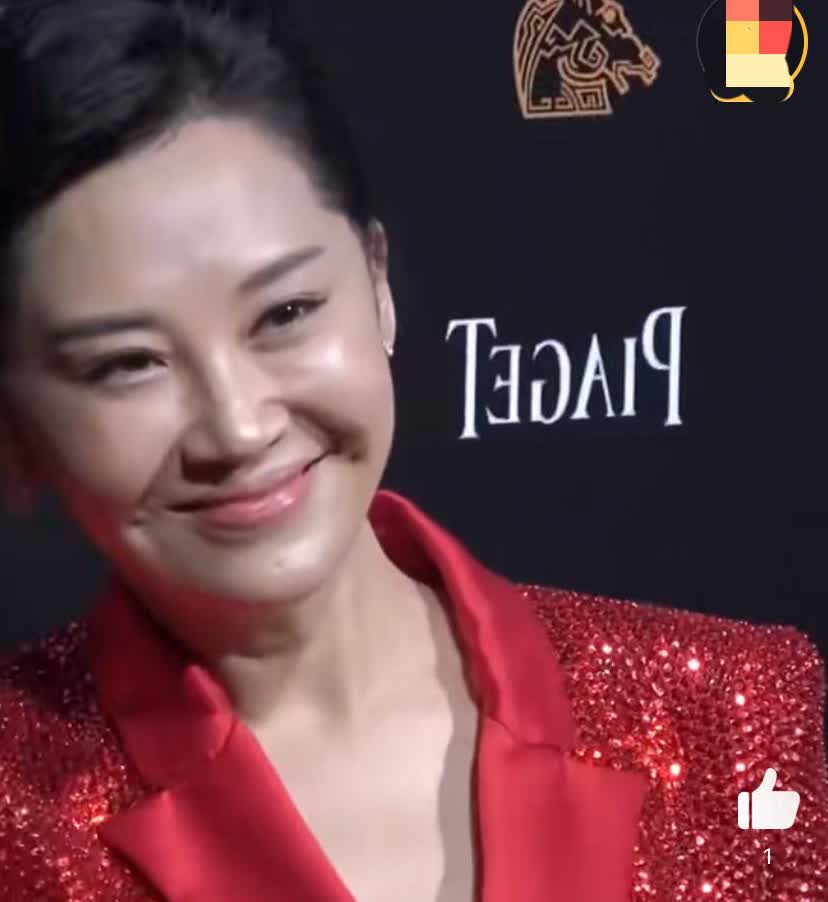 除了标志性的酒窝，你还能认出这是那个风情万种的许晴吗?刚刚出席活动的许晴，脸僵了