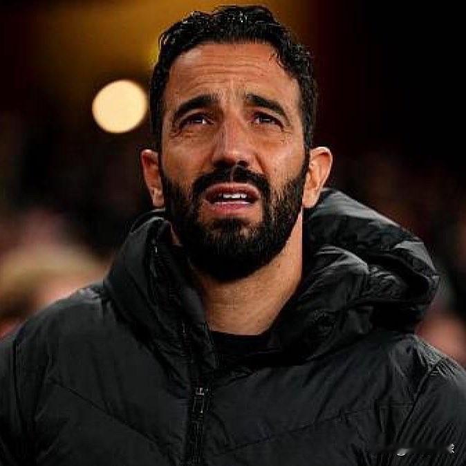 如何玩转？曼联目前共有八名主力球员缺席：→卡塞米罗（停赛）→科比梅努（