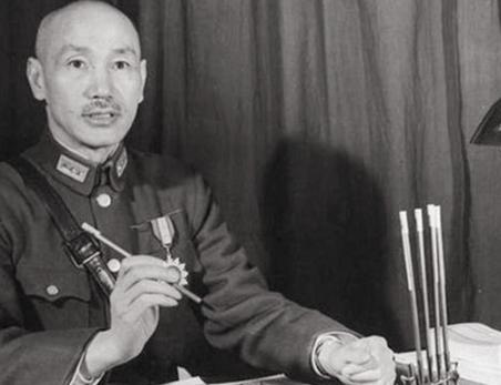 蒋介石这个人有很多讲究，比如：不抽烟、不喝饮料、不喝酒、更不品茶，平时就喜欢喝3