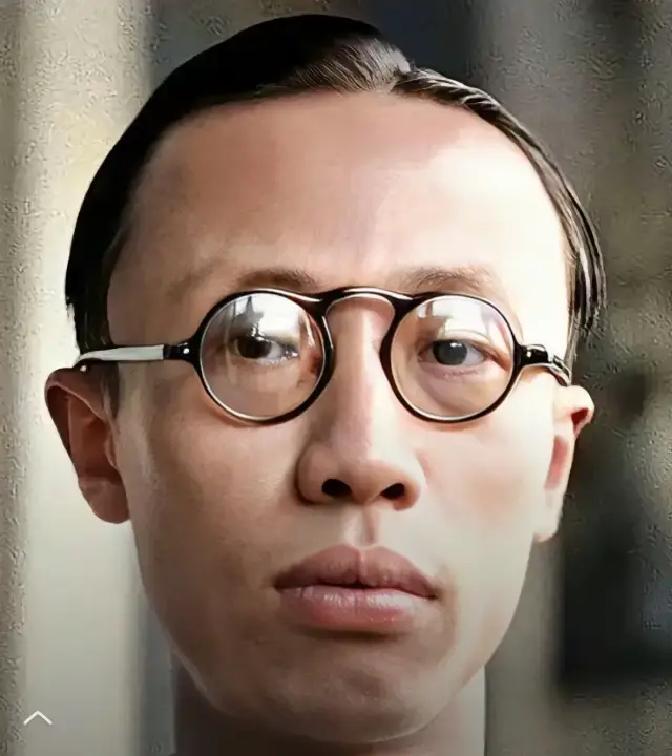 爱新觉罗家族的基因，就是从这个女人开始被坏掉的！而这个女人就是大名鼎鼎的令妃。突嘴是她的美丽标志。他