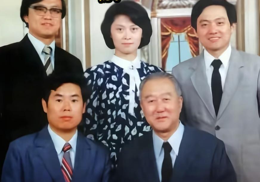 老照片:80年代，敬一丹在北京广播学院读硕士时与导师及同学的合影。她的导师是齐