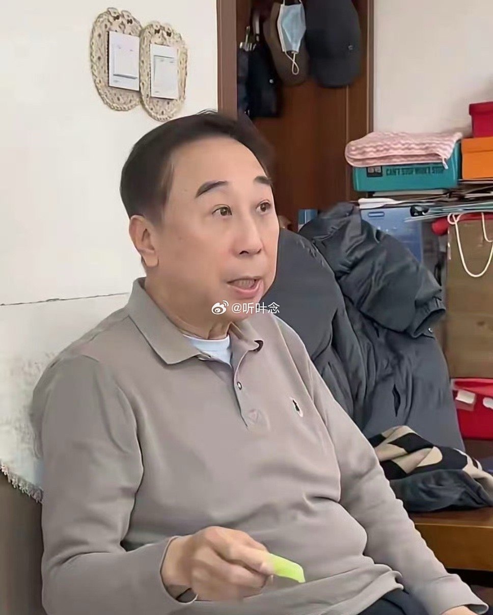 68岁冯巩房子内景曝光！屋内空间狭小，纸箱堆一地，网友：太朴素