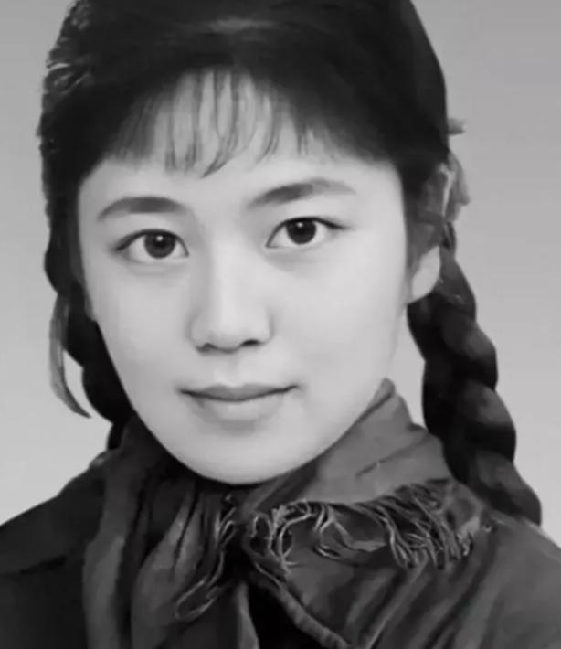 1977年，32岁女知青刘琦返城无望，嫁给一位农民。新婚之夜，刘琦对丈夫刘三海说