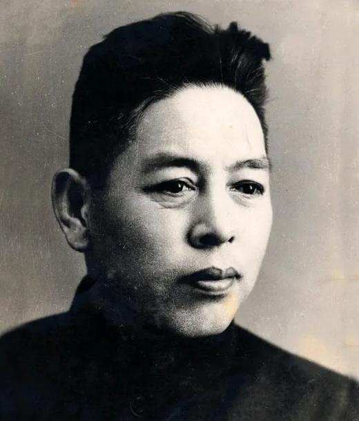 特务头子已经站在了楼下，身后还带着一帮人。楼上的王世英正在烧文件，火盆里的纸还没