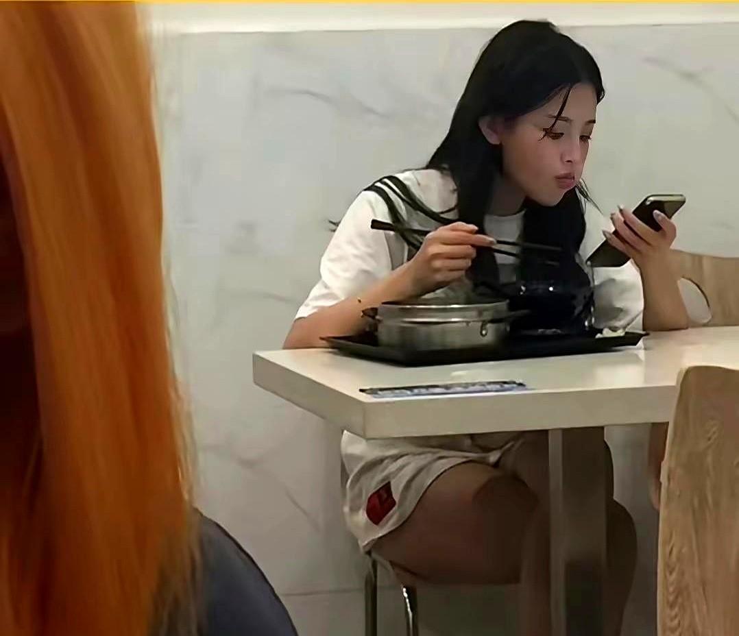 厂妹照片爆红，她凭啥拿第三？2016年，杨超越在盐城纺织厂踩缝纫机，月薪两千