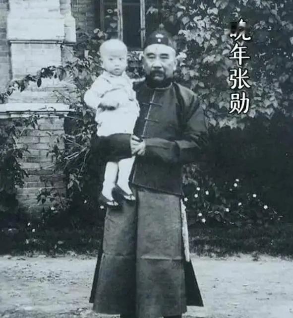 1881年，27岁张勋如愿娶了14岁曹琴，洞房花烛夜，张勋一把搂住曹琴说：“你和
